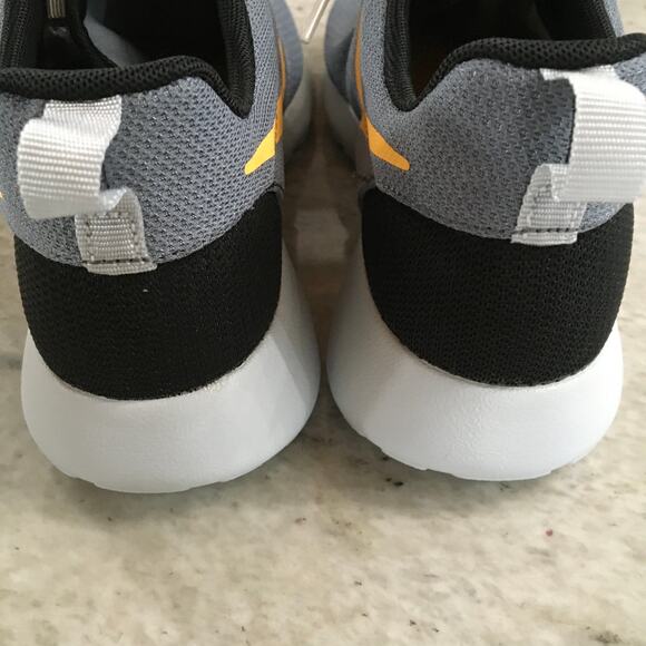 New Nike Roshe One Men's size 6 Women's 7.5 - Picture 6 of 8